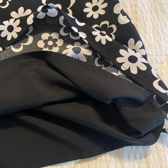 Hollister black and white ultra high-rise retro floral daisy pattern miniskirt L - Picture 8 of 9